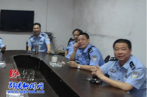 因公殉职民警王克力(右一)生前讨论案情工作照 因公殉职民警王克力(右一)生前讨论案情工作照