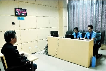 毋保良在接受讯问 毋保良在接受讯问