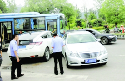 两辆豪车相撞后,其中一辆又撞向公交车。 两辆豪车相撞后,其中一辆又撞向公交车。