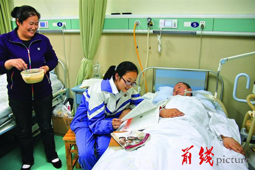 病房是一家人快乐的天地。 病房是一家人快乐的天地。