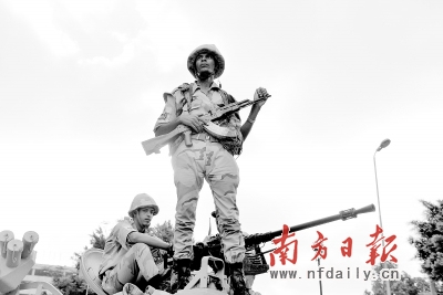 埃及开罗,埃及军队士兵守卫政府运营的电视台。 埃及开罗,埃及军队士兵守卫政府运营的电视台。