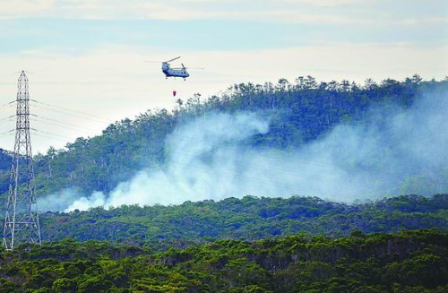 一架美军直升机在坠毁现场救火 一架美军直升机在坠毁现场救火