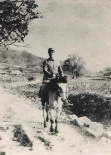 此照是袁国平1936年摄于延安,他1937年于甘肃庆阳在照片反面题诗寄给其母刘冬秀,1939年又将该诗抄录于另一照片后赠给其侄袁振鹏。 此照是袁国平1936年摄于延安,他1937年于甘肃庆阳在照片反面题诗寄给其母刘冬秀,1939年又将该诗抄录于另一照片后赠给其侄袁振鹏。