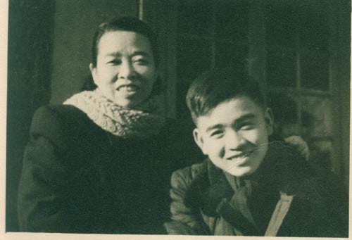 1954年袁振威与母亲在上海。 1954年袁振威与母亲在上海。