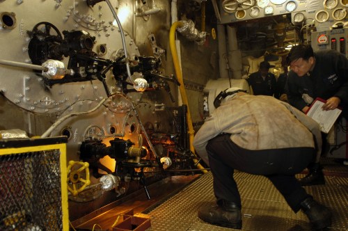 ��Сӥ�������������һ�ͳ��涯����ĸ��ͼΪ�ý�ˮ����׼������ĸ��¯���������