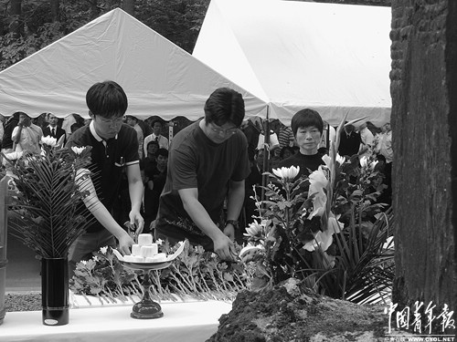 2013年6月30日的追悼大会上,几名日本年轻人在“中国殉难烈士慰灵之碑”前默哀献花。 2013年6月30日的追悼大会上,几名日本年轻人在“中国殉难烈士慰灵之碑”前默哀献花。