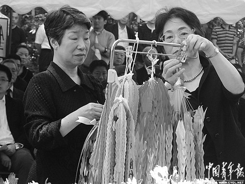 大馆市几名日本妇女在“中国殉难烈士慰灵之碑”前献上千纸鹤。 大馆市几名日本妇女在“中国殉难烈士慰灵之碑”前献上千纸鹤。