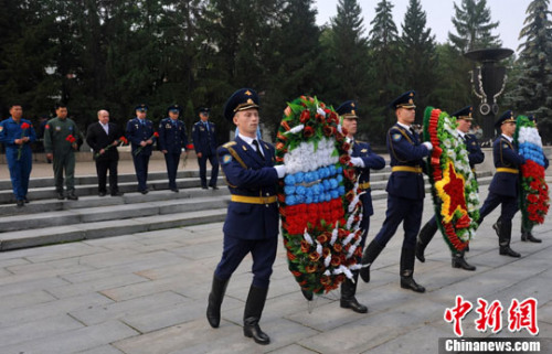 双方空军代表献花 双方空军代表献花