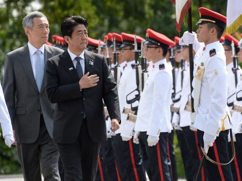 新加坡总理李显龙(左一)接待日本首相安倍晋三 新加坡总理李显龙(左一)接待日本首相安倍晋三