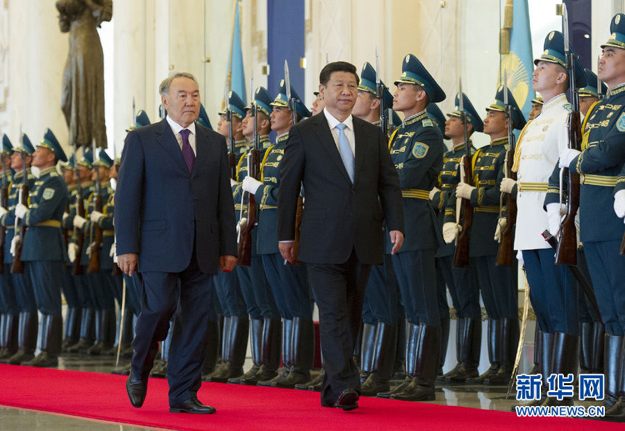 哈萨克斯坦总统纳扎尔巴耶夫为习近平举行隆重欢迎仪式