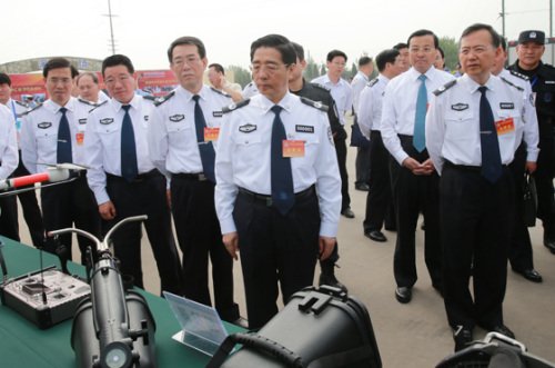 9��10�գ�����ίԱ����������ί��ǡ�������������ɽ���ൺ��Ħȫ����������Ӧ����ͻʵս������ͼΪ�������ۿ������ؾ�װ��չʾ��