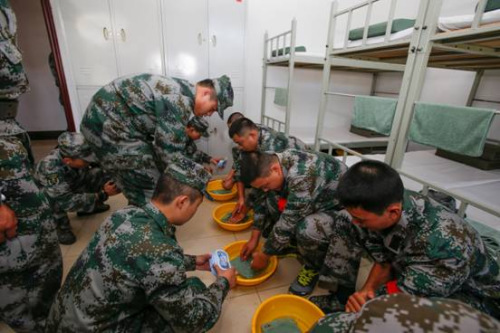  9��10�գ���սʿ���ھ�Ӫ�ĵ�һ��ϴ�������� ��