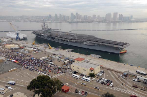 美军“里根”号航母返回圣迭戈航母母港,图中可见停靠的是顺堤式码头。 美军“里根”号航母返回圣迭戈航母母港,图中可见停靠的是顺堤式码头。