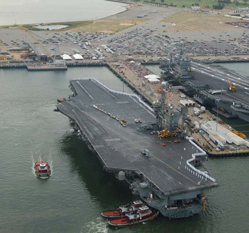 美国海军航母母港还有一个显著的特点是修建有大规模的停车场。 美国海军航母母港还有一个显著的特点是修建有大规模的停车场。