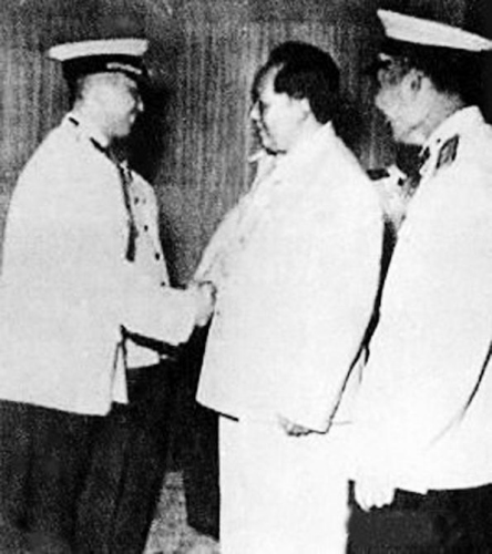 资料图:毛泽东与张学思亲切握手 资料图:毛泽东与张学思亲切握手