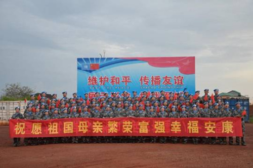 欢声笑语贺华诞,红土蓝盔映丹心 欢声笑语贺华诞,红土蓝盔映丹心