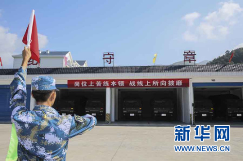 车管干部实地指挥车辆分队 车管干部实地指挥车辆分队