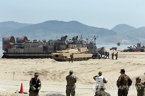 联合参谋本部22日向国会国防委员会所属的新世界党议员郑熙秀提交的资料显示,朝鲜在西海和东海分别部署了70艘和60艘气垫艇。(韩联社) 联合参谋本部22日向国会国防委员会所属的新世界党议员郑熙秀提交的资料显示,朝鲜在西海和东海分别部署了70艘和60艘气垫艇。(韩联社)