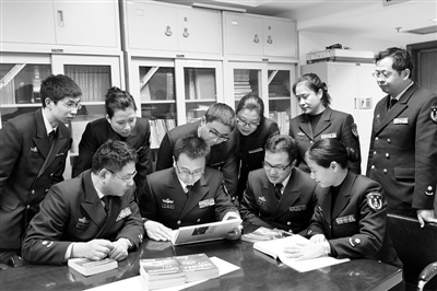 如何能够保证海军装备符合未来军事斗争的需要,同时又能够很有效地帮助海军装备部门领导军工企业,而不成为双方合作的被动者,主要靠的就是海军装备研究院这个军方的研究部门的咨询建议。图为海军装备研究院某研究所水声研究团队。 如何能够保证海军装备符合未来军事斗争的需要,同时又能够很有效地帮助海军装备部门领导军工企业,而不成为双方合作的被动者,主要靠的就是海军装备研究院这个军方的研究部门的咨询建议。图为海军装备研究院某研究所水声研究团队。