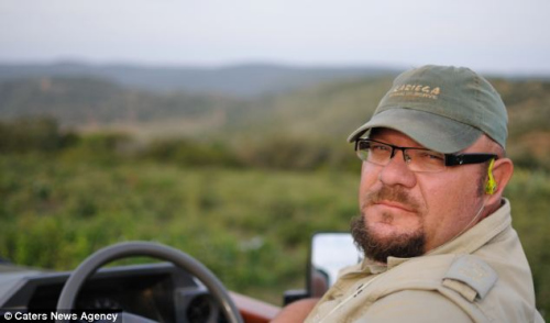 ��Ӱʦղ��˹��ʱ�����ʨ�ӽ���ֻ��6�׵ľ��롣