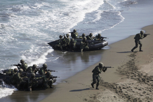 台军精锐部队训练两栖攻击作战(组图) 台军精锐部队训练两栖攻击作战(组图)