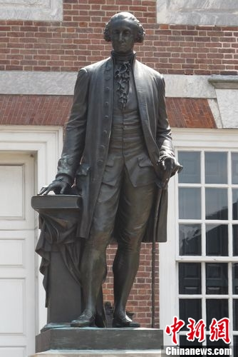 图为费城独立广场美国首任总统华盛顿雕塑 韩胜宝摄 图为费城独立广场美国首任总统华盛顿雕塑 韩胜宝摄