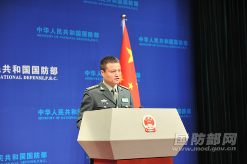 国防部新闻事务局副局长、国防部新闻发言人杨宇军上校答记者问 周琳 摄 国防部新闻事务局副局长、国防部新闻发言人杨宇军上校答记者问 周琳 摄