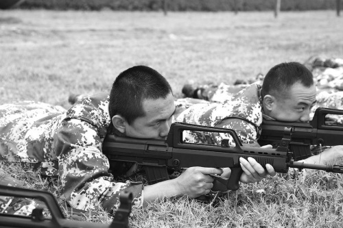 �����Աʹ��95ʽ��ǹʵ�����