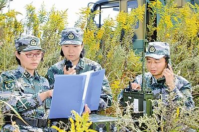 图②:装备抢修分队调试装备。 图②:装备抢修分队调试装备。