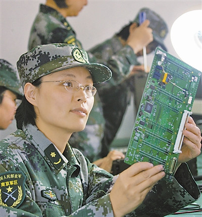 图④:对损毁通信器材快速维修。 图④:对损毁通信器材快速维修。