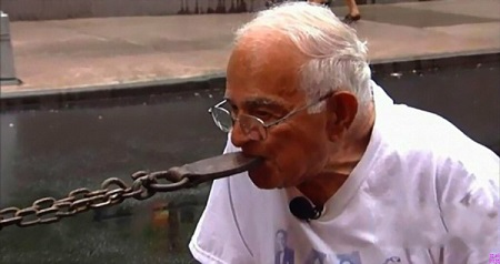 虽然已经90多岁,但格林斯坦的牙口依旧很好 虽然已经90多岁,但格林斯坦的牙口依旧很好
