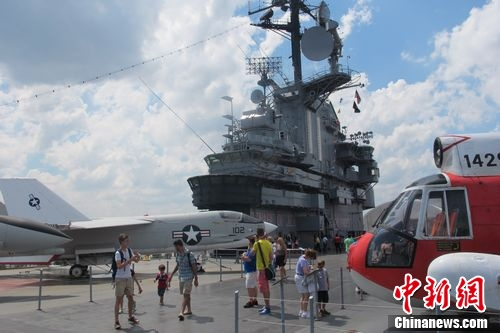 图为停泊在纽约的无畏号航空母舰 韩胜宝摄 图为停泊在纽约的无畏号航空母舰 韩胜宝摄