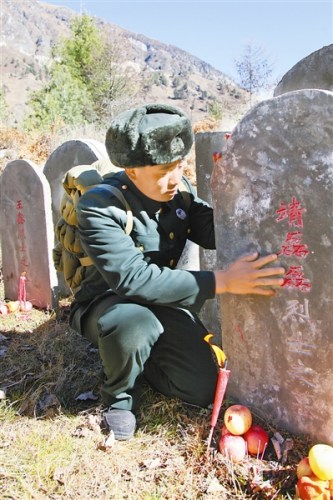 离队前,杜江南来到亚东烈士陵园向老班长辞行。 离队前,杜江南来到亚东烈士陵园向老班长辞行。
