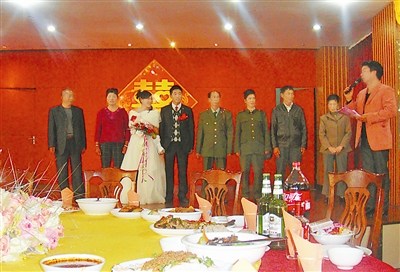 今年7月,杜江南与烈士王鑫母亲介绍的教师李海燕结婚,3位烈士的父母参加杜江南的婚礼。 今年7月,杜江南与烈士王鑫母亲介绍的教师李海燕结婚,3位烈士的父母参加杜江南的婚礼。
