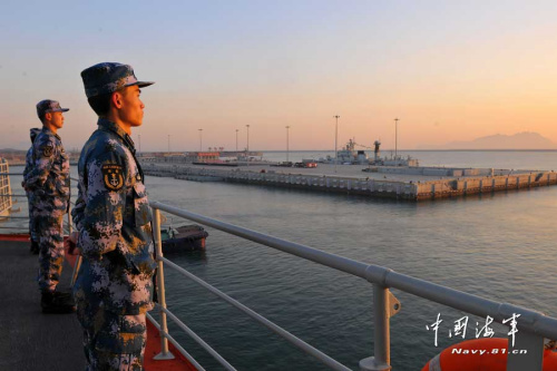 辽宁舰首次靠泊三亚军港(组图) 辽宁舰首次靠泊三亚军港(组图)
