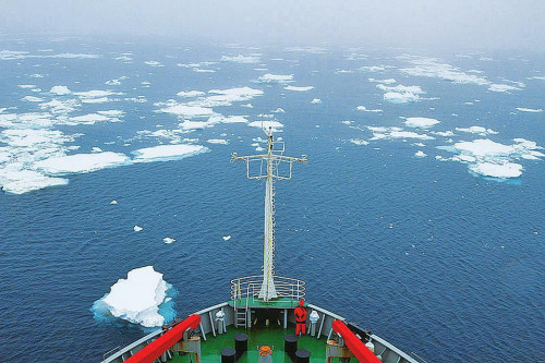 "雪龙"船在浮冰区内航行 "雪龙"船在浮冰区内航行