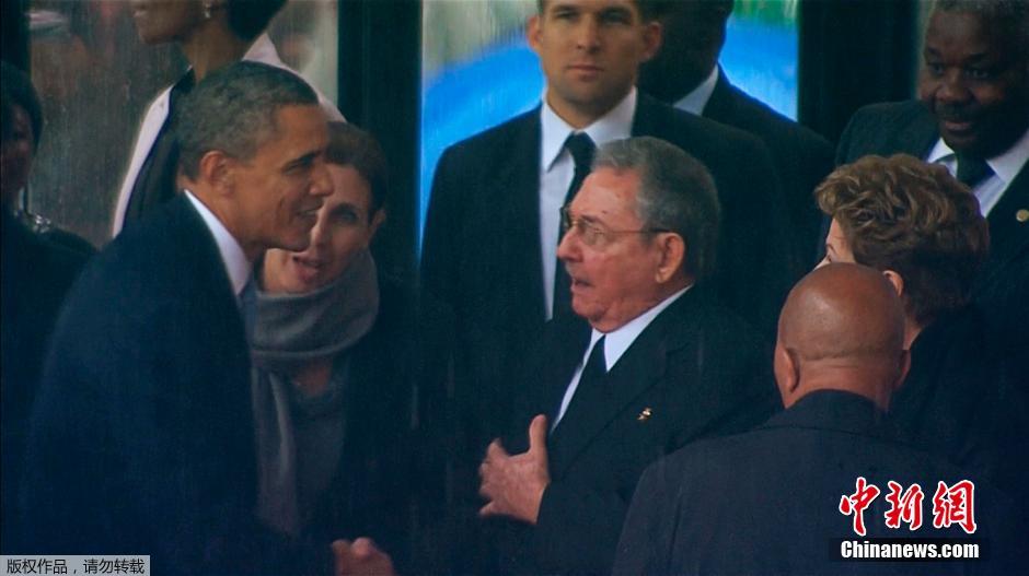 美国总统奥巴马出席曼德拉追悼会与卡斯特罗握手致意