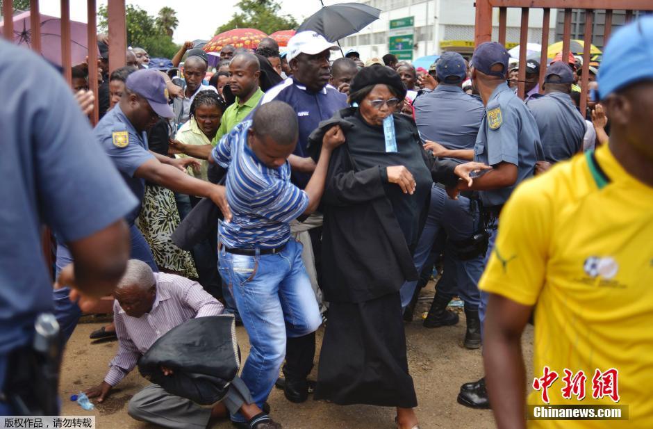 南非民众瞻仰曼德拉遗容发生踩踏事件