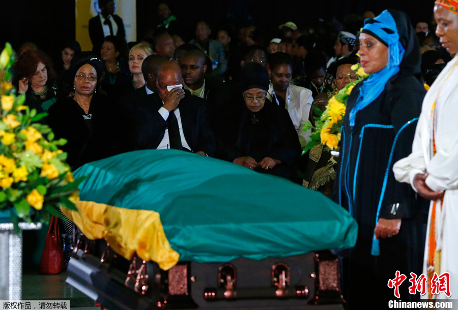 曼德拉灵柩启程前往库努 南非总统祖马抹泪送别