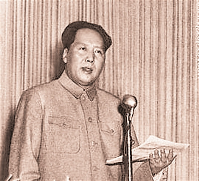 1950年6月28日,毛泽东在中央人民政府委员会第八次会议上发表讲话,谴责美国干涉朝鲜内政、阻挠中国人民解放台湾的侵略行径。 1950年6月28日,毛泽东在中央人民政府委员会第八次会议上发表讲话,谴责美国干涉朝鲜内政、阻挠中国人民解放台湾的侵略行径。
