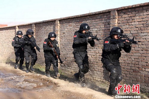 12月4日,在甘肃武警某部训练场,以侦察、通信、工化分队为主的处突反恐实战化合成演练正式拉开帷幕。图为:侦察小分队编组搜索前进。 12月4日,在甘肃武警某部训练场,以侦察、通信、工化分队为主的处突反恐实战化合成演练正式拉开帷幕。图为:侦察小分队编组搜索前进。