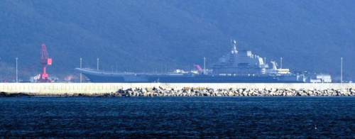 辽宁舰曝三亚新照 军港或可靠泊多艘航母(图) 辽宁舰曝三亚新照 军港或可靠泊多艘航母(图)