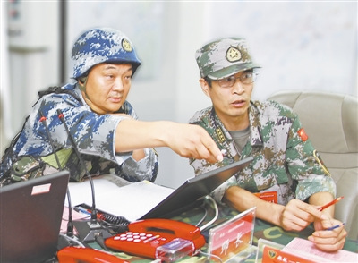 左上图:“院校蓝军”指挥员与红方指挥员一起研究战局。徐 辰摄 左上图:“院校蓝军”指挥员与红方指挥员一起研究战局。徐 辰摄