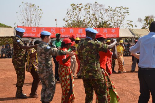 参加庆祝活动的各国官兵跳起欢庆的舞蹈 参加庆祝活动的各国官兵跳起欢庆的舞蹈
