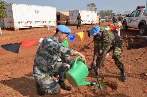 共同种下“友谊树” 共同种下“友谊树”