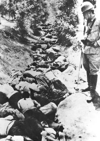 被日军残忍杀害的累累尸骨堆积在路边 被日军残忍杀害的累累尸骨堆积在路边