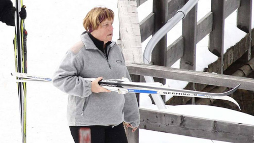 Ĭ�˶�(Angela Merkel)ǰ����ʿɽ���ȼٻ�ѩ