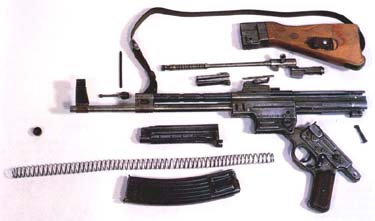 MP44的分解图,虽然同为导气活塞原理,但MP44采用枪机偏移式闭锁,对比AK-47的分解图很容易找出结构上的异同点。 MP44的分解图,虽然同为导气活塞原理,但MP44采用枪机偏移式闭锁,对比AK-47的分解图很容易找出结构上的异同点。