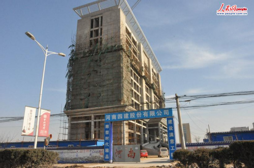 记者询问得知,这是兰考“食品检测中心”,但问不出是哪个部门建设。 人民网 高泽华摄 记者询问得知,这是兰考“食品检测中心”,但问不出是哪个部门建设。 人民网 高泽华摄
