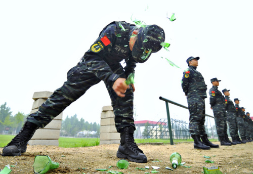 战士进行特技表演。图片来源:人民武警报 战士进行特技表演。图片来源:人民武警报